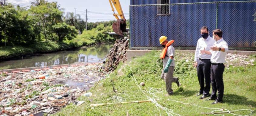 O governador em exercício Claudio Castro acompanhou a instalação das estruturas nos rios Arroio Pavuna e Pavuninha
