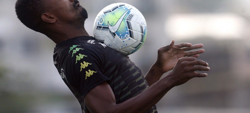 Botafogo aposta no atacante Kalou para superar o Atlético-MG nesta noite - Foto: Vitor Silva / Botafogo Botafogo aposta no atacante Kalou para superar o Atlético-MG nesta noite