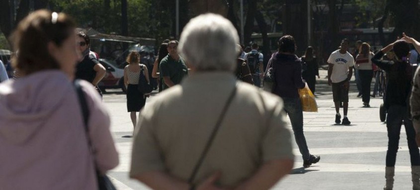 Muitas pessoas estão contraindo "dívidas impagáveis" após serem mal esclarecidas por instituições financeiras e usarem o cartão de crédito consignado - Foto: Marcelo Camargo / Agência Brasil Muitas pessoas estão contraindo "dívidas impagáveis" após serem mal esclarecidas por instituições financeiras e usarem o cartão de crédito consignado
