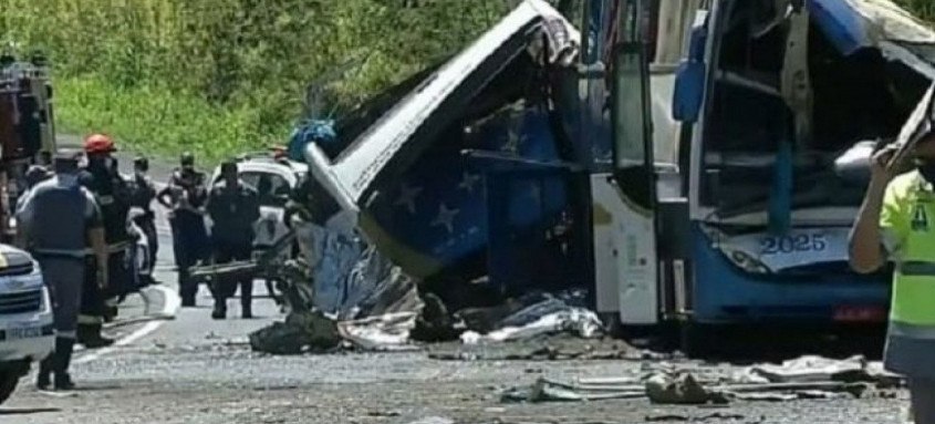 Acidente entre um ônibus e um caminhão deixou 42 pessoas mortas
