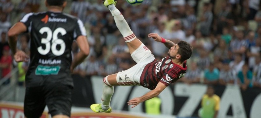 Pintura de Arrascaeta durante vitória do Flamengo contra o Ceará, no Castelão, em 2019 - Foto: Alexandre Vidal / Flamengo Pintura de Arrascaeta durante vitória do Flamengo contra o Ceará, no Castelão, em 2019