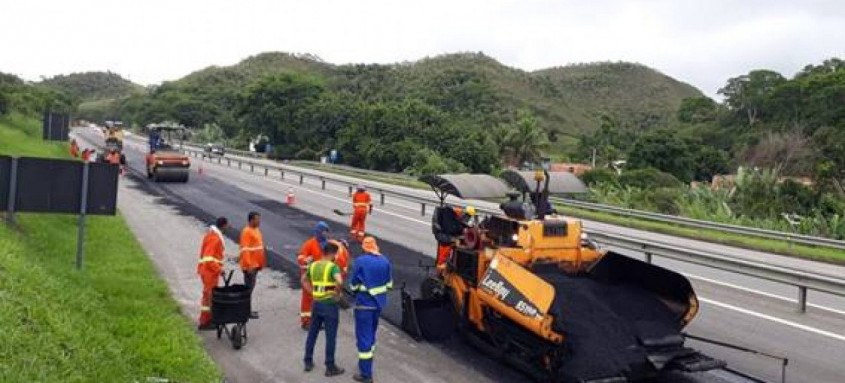 Serviço de revitalização do asfalto iniciado nesta quarta avança para um novo trecho da rodovia - Foto: Divulgação/CCR Serviço de revitalização do asfalto iniciado nesta quarta avança para um novo trecho da rodovia