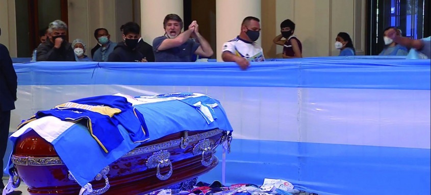 Os argentinos não escondiam a emoção diante do caixão de Maradona, que foi velado na Casa Rosada - Foto: Reprodução da Internet Os argentinos não escondiam a emoção diante do caixão de Maradona, que foi velado na Casa Rosada