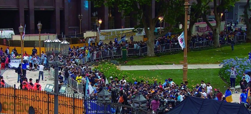 Milhares de pessoas se reuniram em frente à Casa Rosada para despedida de Maradona, que morreu na quarta, aos 60 anos