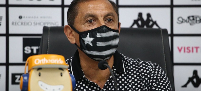 Apresentado no último dia 10, o argentino Ramón Díaz foi demitido sem comandar um único treino no Botafogo - Foto: Gabriel Baron / Botafogo Apresentado no último dia 10, o argentino Ramón Díaz foi demitido sem comandar um único treino no Botafogo