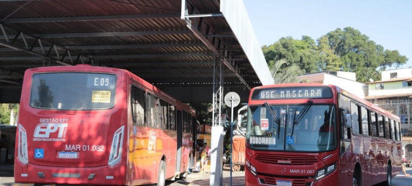 onibus vermelhinhos