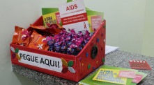 Foram distribuídos kits com camisinhas masculinas e femininas, lubrificante íntimo e material informativo Divulgação