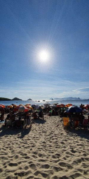 Praia de Itaipu completamente lotada nesta segunda-feira (30). Nenhuma barreira foi encontrada ao longo do percurso