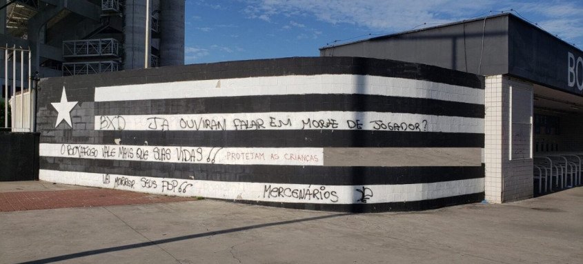 Muro do Engenhão amanheceu ontem com pichações contendo ameaças aos atletas caso a equipe seja rebaixada mais uma vez
