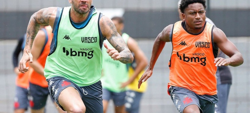 Leandro Castán (à esquerda) conversou ontem com torcedores que foram ao CT e prometeu empenho no jogo desta noite - Foto: Rafael Ribeiro / Vasco Leandro Castán (à esquerda) conversou ontem com torcedores que foram ao CT e prometeu empenho no jogo desta noite