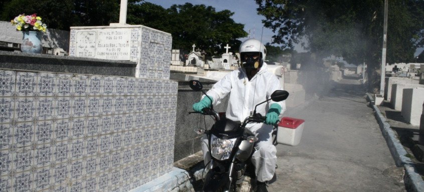 Na fase 2, amarelo claro, com risco médio de contaminação, São Gonçalo reforça sanitização, até nos cemitérios - Foto: Divulgação Na fase 2, amarelo claro, com risco médio de contaminação, São Gonçalo reforça sanitização, até nos cemitérios