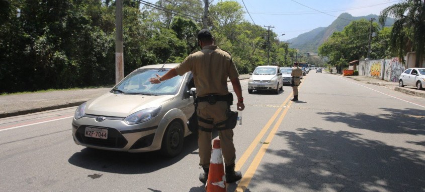 O objetivo é restringir a circulação nas praias, evitar aglomerações e o desrespeito às medidas sanitárias de prevenção ao coronavírus. O anúncio foi feito pelo prefeito Rodrigo Neves - Foto: Divulgação / Prefeitura de Niterói O objetivo é restringir a circulação nas praias, evitar aglomerações e o desrespeito às medidas sanitárias de prevenção ao coronavírus. O anúncio foi feito pelo prefeito Rodrigo Neves