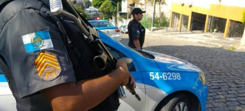 Polícia Civil realiza operação na Vila Aliança em busca de suspeitos de matar sargento da Marinha
- Foto: Divulgação/PMERJ Polícia Civil realiza operação na Vila Aliança em busca de suspeitos de matar sargento da Marinha