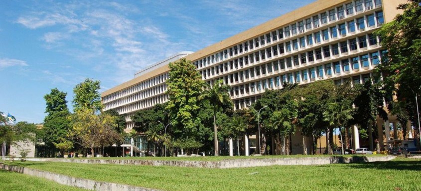 Publicada no D.O. de ontem, portaria do MEC determinava que instituições federais de ensino superior, como a UFRJ, voltassem às aulas presenciais