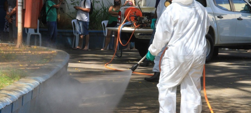 Equipes da Secretaria de Saúde realizaram a desinfecção no Centro de Triagem, no Complexo Hospitalar Luiz Palmier e na Praça Zé Garoto. 