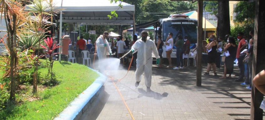 Prefeitura realiza sanitização em pontos estratégicos de São Gonçalo para evitar o avanço do novo coronavírus, que já é responsável por 790 mortes confirmadas e 52 óbitos em investigação - Foto: Divulgação / Prefeitura de São Gonçalo Prefeitura realiza sanitização em pontos estratégicos de São Gonçalo para evitar o avanço do novo coronavírus, que já é responsável por 790 mortes confirmadas e 52 óbitos em investigação