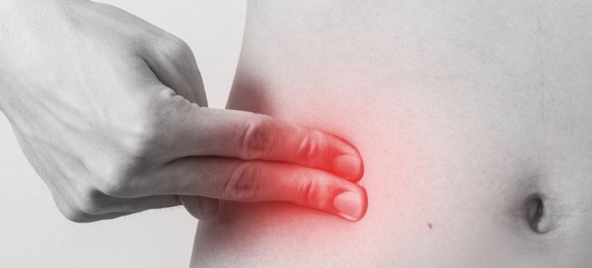 Apendicite causa dor abdominal, mais especificamente do lado direito na parte baixa do abdome, febre e vômitos - Foto: Reprodução da internet Apendicite causa dor abdominal, mais especificamente do lado direito na parte baixa do abdome, febre e vômitos