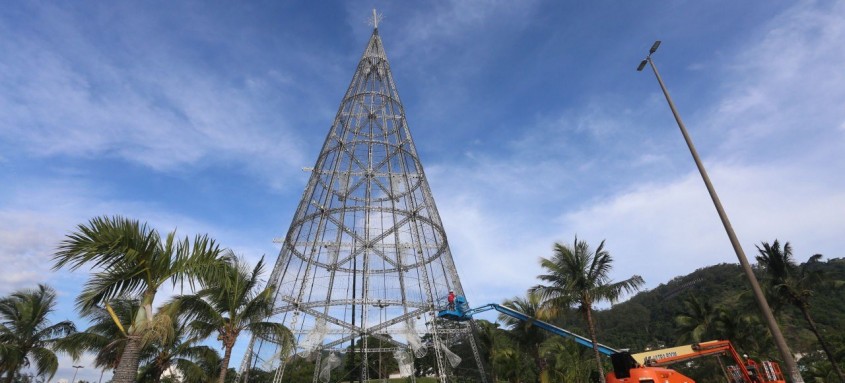 A tradicional árvore de Natal, montada em São Francisco, na Praça do Rádio Amador, será inaugurada esta semana - Foto: Douglas Macedo/Prefeitura de Niterói A tradicional árvore de Natal, montada em São Francisco, na Praça do Rádio Amador, será inaugurada esta semana