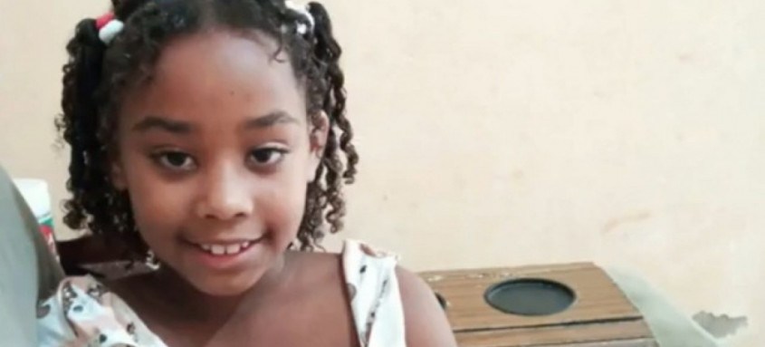 Rebeca Beatriz, de 7 anos, morreu após ser atingida por bala perdida na Baixada Fluminense