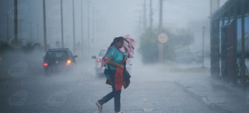 O tempo chuvoso atrapalhou a vida de muitas pessoas nesta segunda-feira - Foto: Agência Brasil / Divulgação O tempo chuvoso atrapalhou a vida de muitas pessoas nesta segunda-feira