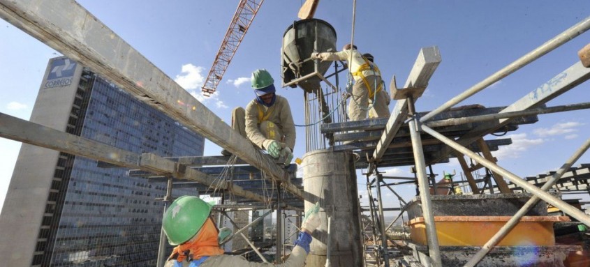 Entre os setores, a construção civil se destacou em 2021, com aumento de 6,7% no seu PIB. Mercado de trabalho fechou com saldo de 14,2 mil novas vagas