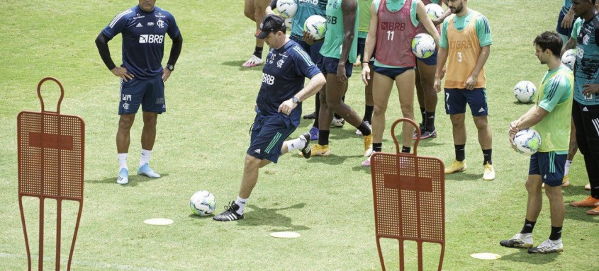 Exímio cobrador de falta quando jogava, Ceni participou do treino ontem - Foto: Alexandre Vidal / Flamengo Exímio cobrador de falta quando jogava, Ceni participou do treino ontem