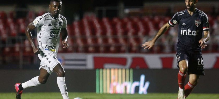 O atacante marfinense Kalou (à esq.) ganhou uma nova chance no time titular do Botafogo e passou em branco