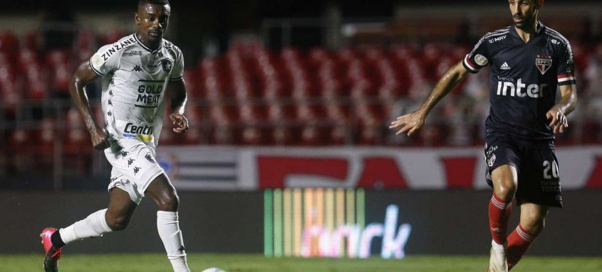 O atacante marfinense Kalou (à esq.) ganhou uma nova chance no time titular do Botafogo e passou em branco - Foto: Vitor Silva / Botafogo O atacante marfinense Kalou (à esq.) ganhou uma nova chance no time titular do Botafogo e passou em branco