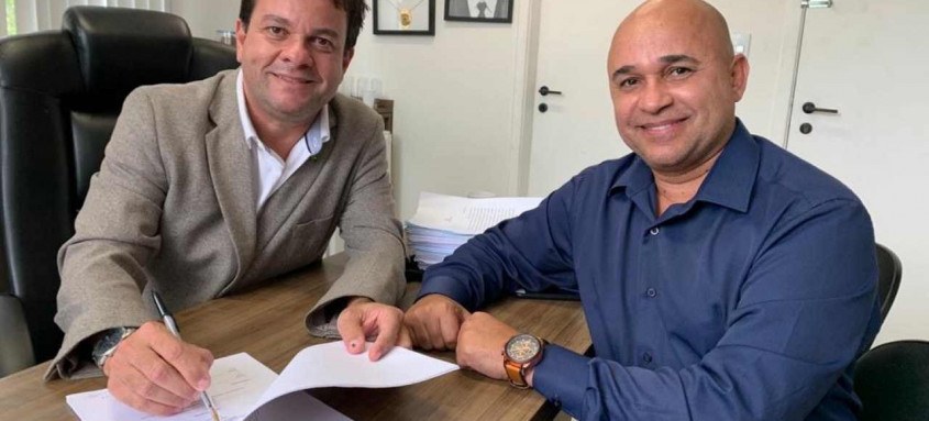 O presidente da Câmara, vereador Diney Marins, com o diretor-presidente do Instituto Selecon, Rogério Rangel - Foto: Divulgação O presidente da Câmara, vereador Diney Marins, com o diretor-presidente do Instituto Selecon, Rogério Rangel