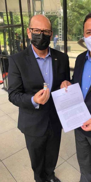 O presidente do Instituto Butantan, Dimas Covas, e o prefeito de Niterói, Rodrigo Neves, fechando acordo em São Paulo - Foto: Divulgação O presidente do Instituto Butantan, Dimas Covas, e o prefeito de Niterói, Rodrigo Neves, fechando acordo em São Paulo
