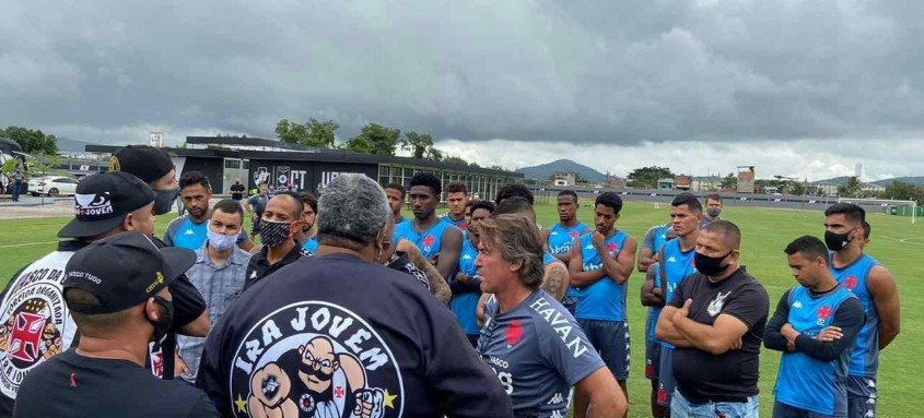 Membros de uma torcida organizada do Vasco foram ao CT do clube e falaram com o técnico Ricardo Sá Pinto - Foto: Divulgação Membros de uma torcida organizada do Vasco foram ao CT do clube e falaram com o técnico Ricardo Sá Pinto