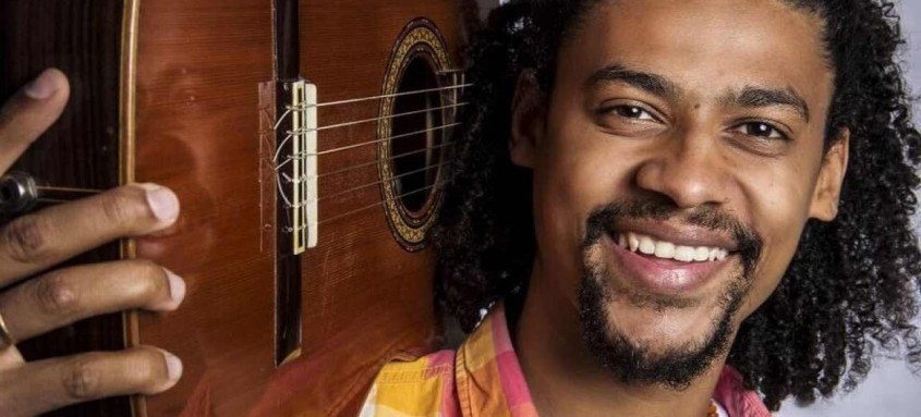 Músico apresenta canções autorias e de outros artistas no Municipal