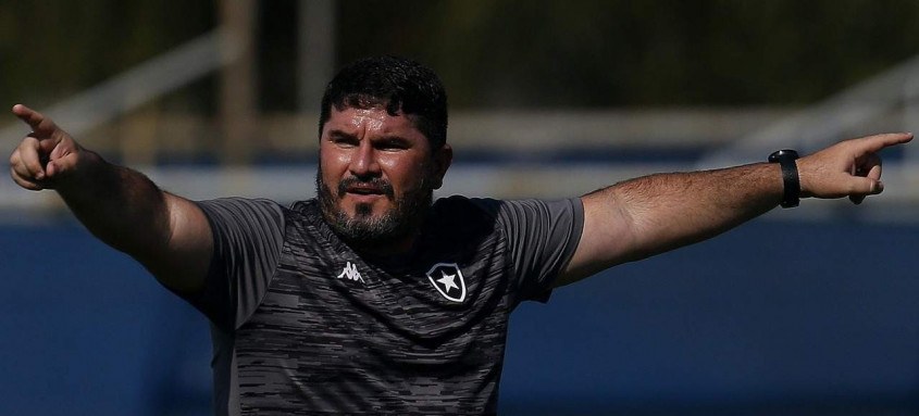 Recuperado da covid-19, o técnico Eduardo Barroca reestreia hoje no comando do Botafogo na importante partida contra o Internacional, em Porto Alegre