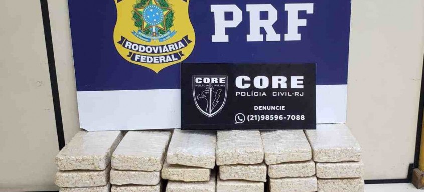 Ação prendeu quatro pessoas e apreendeu 30 quilos de cocaína e duas mil munições