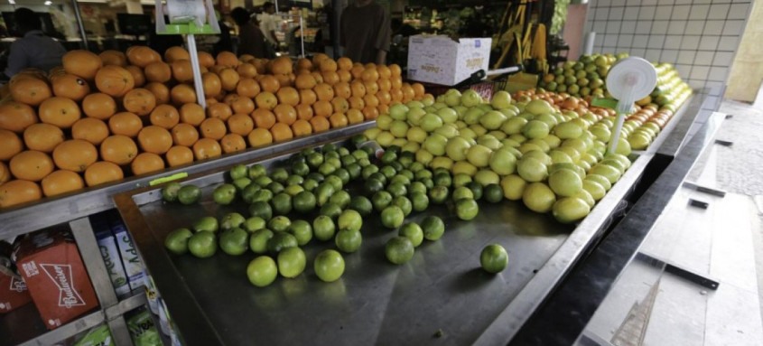 Preços dos alimentos pressionam inflação das classes mais pobres
- Foto: Fabio Rodrigues Pozzebom/Agência Brasil Preços dos alimentos pressionam inflação das classes mais pobres
