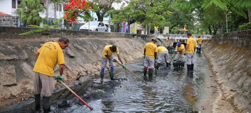 Com o trabalho de limpeza dos canais, rios e galerias de Niterói, a prefeitura espera minimizar os impactos das fortes chuvas durante o verão