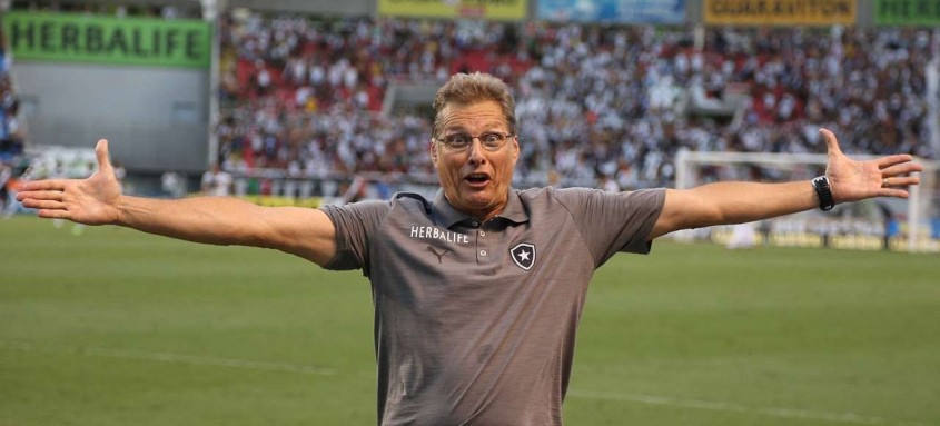 Oswaldo de Oliveira pede na Justiça R$ 6,5 milhões que o Botafogo lhe deve pelo período em que trabalhou no clube, entre 2012 e 2013 - Foto: Satiro Sodre/AGIF/ Botafogo Oswaldo de Oliveira pede na Justiça R$ 6,5 milhões que o Botafogo lhe deve pelo período em que trabalhou no clube, entre 2012 e 2013