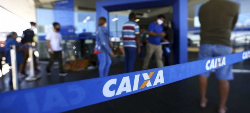 Fila para entrada em agência da Caixa