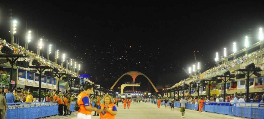 Sambódromo momentos antes de começar o desfile das Escolas de Samba Especiais 