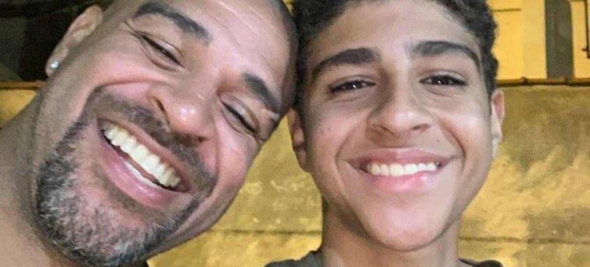 Adriano publica várias fotos nas redes sociais ao lado do filho que segue seus passos no futebol