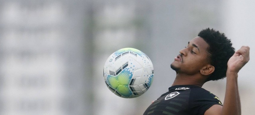 Warley, de 20 anos, vem ganhando oportunidades no time titular do Botafogo