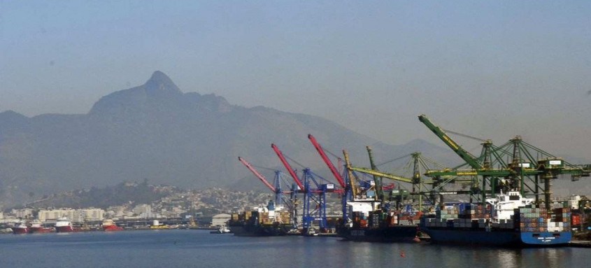 Atracação de navios no Caís do Porto do Rio de Janeiro, guindaste, container