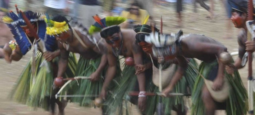 Segundo a Apib, até o momento foram confirmados 42.019 casos e 893 mortes por covid-19 entre os indígenas - Foto: Marcello Casal Jr / Agência Brasil Segundo a Apib, até o momento foram confirmados 42.019 casos e 893 mortes por covid-19 entre os indígenas