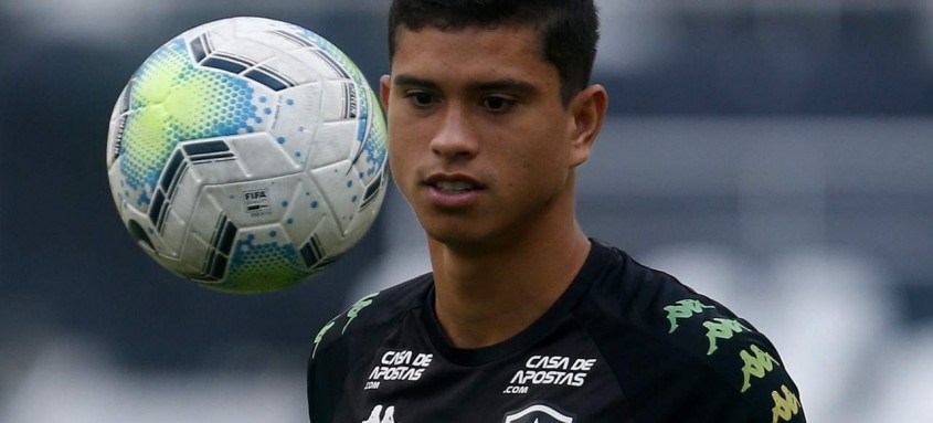Kevin, segundo o diretor Túlio Lustosa, ficou arrasado após derrota para o Inter - Foto: Vitor Silva / Botafogo Kevin, segundo o diretor Túlio Lustosa, ficou arrasado após derrota para o Inter