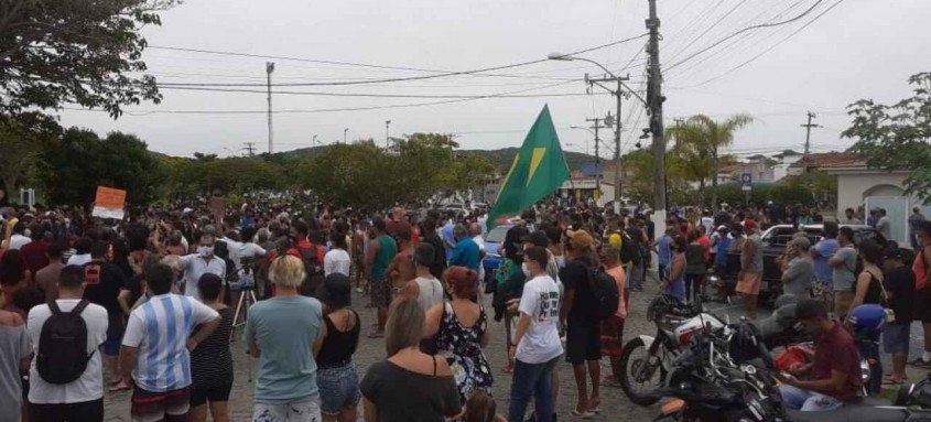 Manifestantes contrários ao fechamento da cidade realizaram ontem um protesto com mais de 500 pessoas