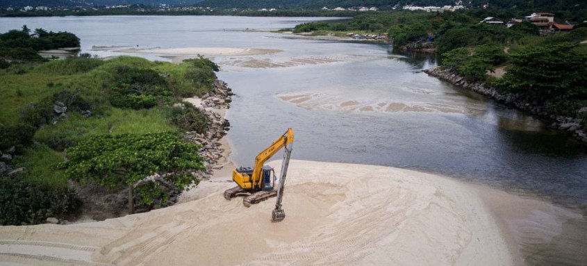 De acordo com a Seconser, em agosto de 2020 foi iniciado o desassoreamento do canal de Itaipu com o objetivo de restabelecer a ligação do mar com a lagoa. O trabalho está sendo feito por equipes da Subsecretaria de Rios e Canais da Seconser