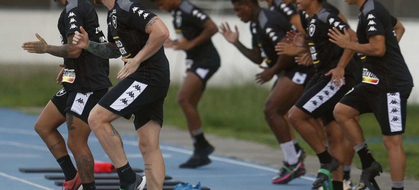 Jogadores do Botafogo treinaram forte durante a semana para o importante jogo desta noite no Couto Pereira - Foto: Vitor Silva / Botafogo Jogadores do Botafogo treinaram forte durante a semana para o importante jogo desta noite no Couto Pereira