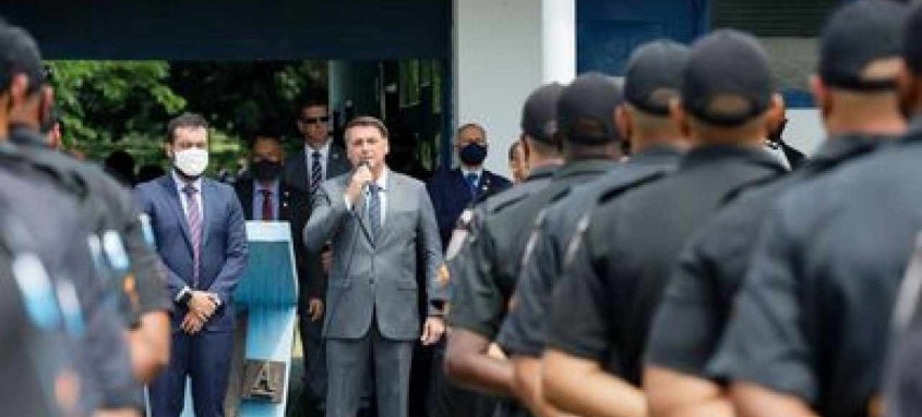 Jair Bolsonaro, ao lado do governador em exercício, discursou na cerimônia