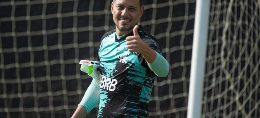 Diego Alves assinou ontem à tarde seu novo contrato com o Flamengo