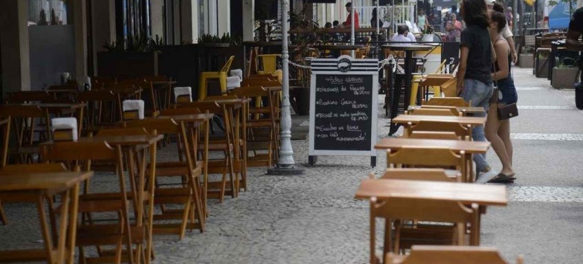 o setor ainda enfrenta sérios problemas na retomada, com corte de funcionários, fechamento de lojas e dívidas
